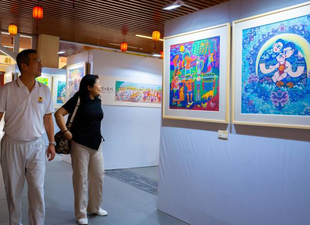 在市一宫，40余幅农民画生动描绘惠州龙门县乡土中的烟火生活与真挚情感。