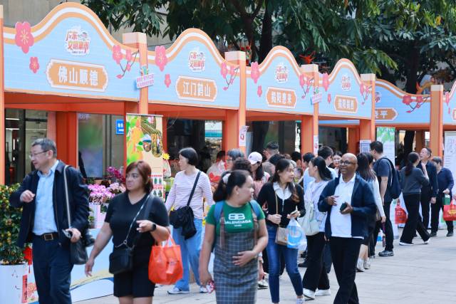 文明集市的县域优品吸引了不少消费者选购，其中不乏外国游客。