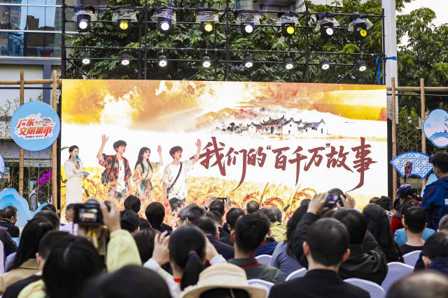 活动启动当天，三位来自不同地方、不同岗位的基层工作者以文明集市为舞台，分享身边的“百千万”故事，令许多市民游客为之动容。