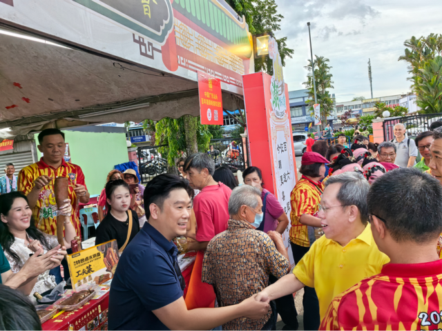 林剑冰会长(左)在美食节与马来西亚沙捞越州沈桂贤副总理(右)握手。 林剑冰会长(左)在美食节与马来西亚沙捞越州沈桂贤副总理(右)握手。