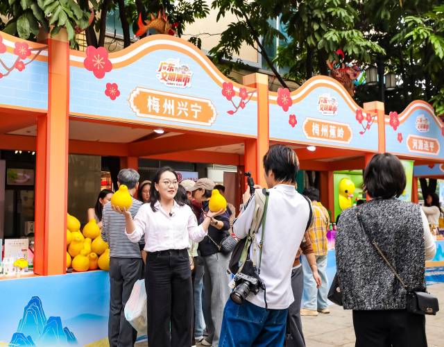 各地县域企业用自己的方式，向市民游客推介家乡。