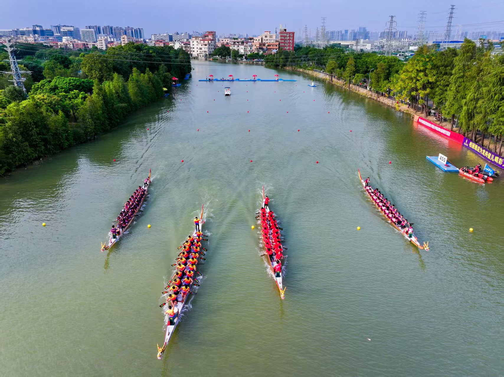 顺德是龙舟文化之乡,“团结拼搏、永争第一”的龙舟精神激励着每一位顺德人。 乐从宣办供图 顺德是龙舟文化之乡,“团结拼搏、永争第一”的龙舟精神激励着每一位顺德人。 乐从宣办供图