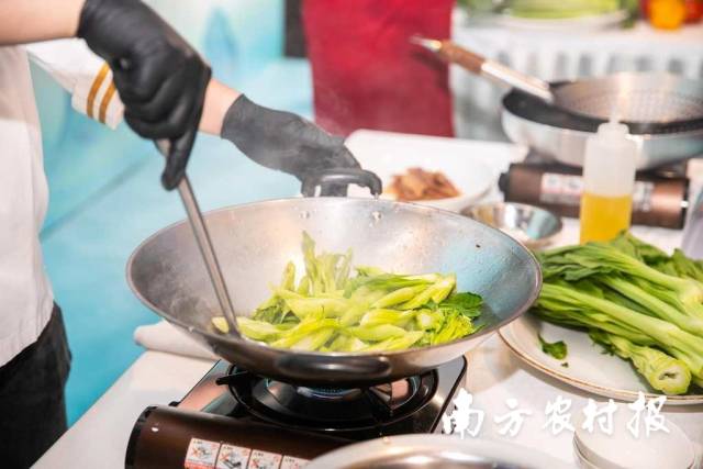 烹饪专业高级工程师、五星名厨黄锡强现场制作连州菜心炒腊味。