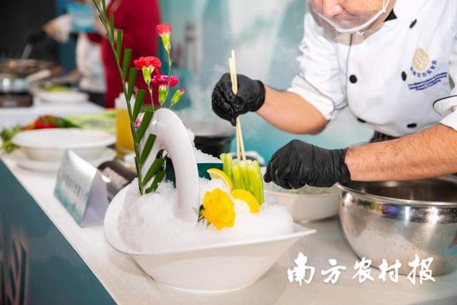 中山市南头镇聚福宝合苑园林食府总厨、烹饪专业高级工程师王深辉制作连州菜心刺身。