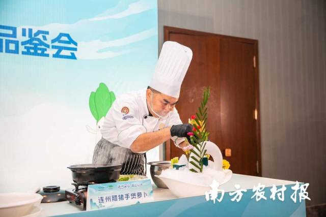 名厨现场烹制连州菜心。