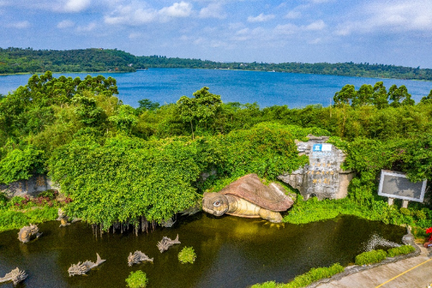 麻章湖光岩风景区