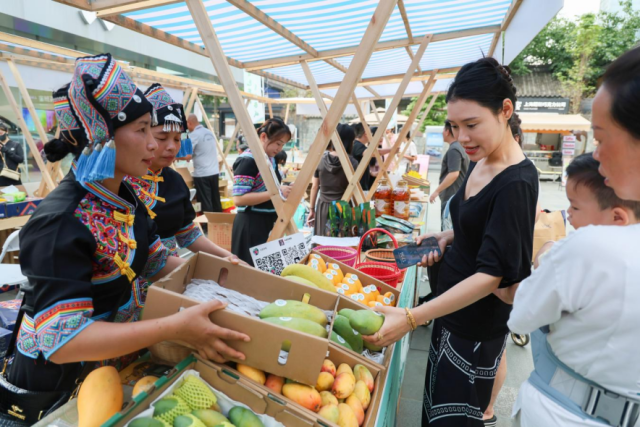 “桂字号”百色芒果畅销成都。黄颖 摄