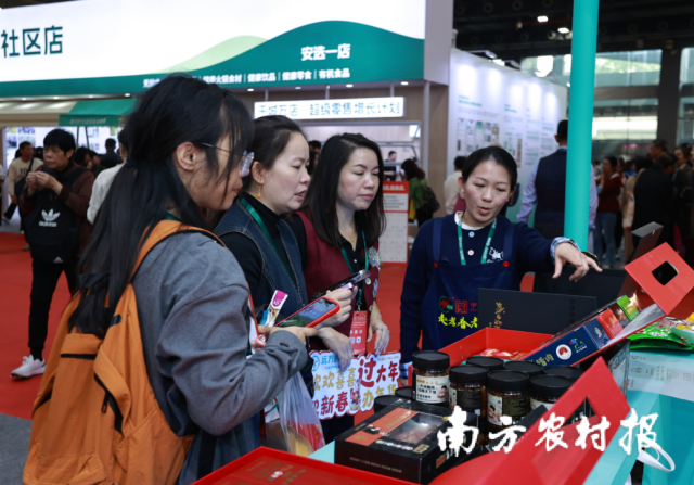 重庆市城口县组织参展广东省2026年“消费帮扶新春行动”启动仪式暨远方好物“新春年货节”产销推介活动，吸引众多消费者品鉴了解城口风物。