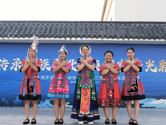 嶂背村畲族歌舞团。