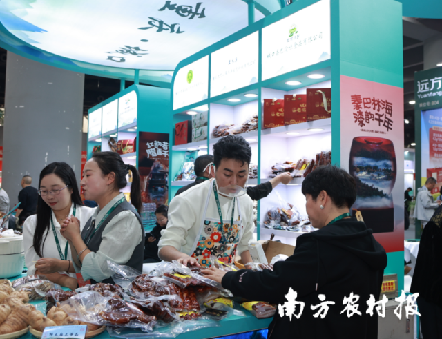 广东省2026年“消费帮扶新春行动”启动仪式暨远方好物“新春年货节”产销推介活动期间，众多消费者品鉴了解城口老腊肉等特色产品。