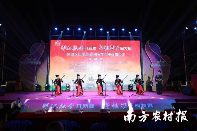 来自龙州的民族表演，让市民游客感受八桂风情。