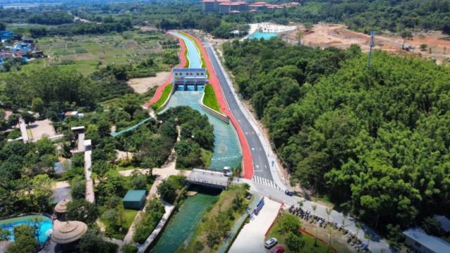 新修的水闸可以有效调节河流水位，在汛期快速排水防涝，枯水期则蓄水保障灌溉与生态用水需求。