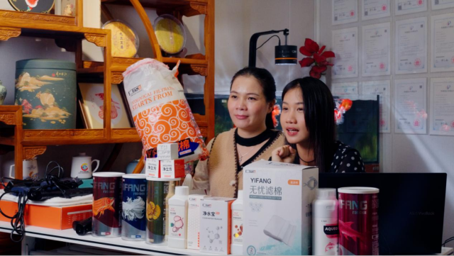 一方水族的主播正在直播。借助线上渠道，专业的器材与一站式解决方案被直观地呈现在大众面前。