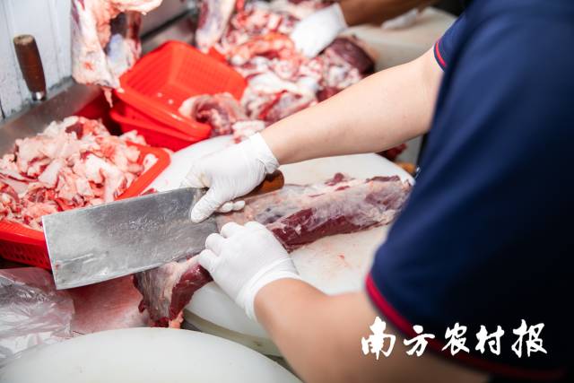 龙口鲜卑牛肉非遗技艺讲究切肉刀工，每片厚度不超过2毫米，长度4至5厘米。