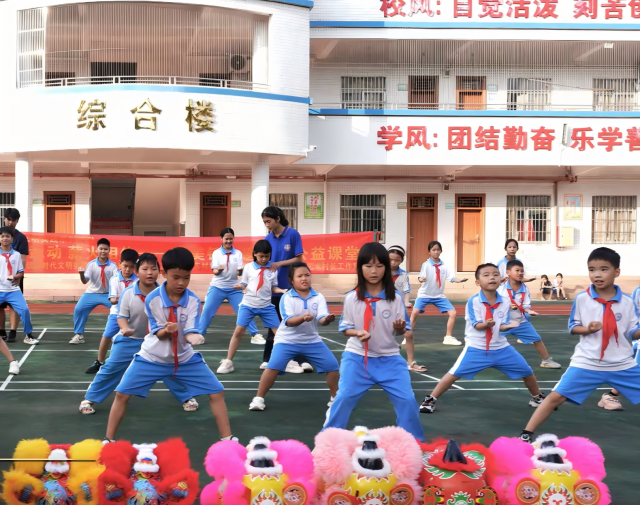 车村小学的学生正在练习扎马步。