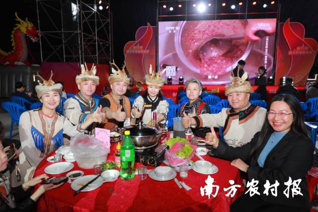 从内蒙古鄂伦春跨越4000公里而来，品鉴龙口鲜卑牛肉的鄂伦春族同胞。 