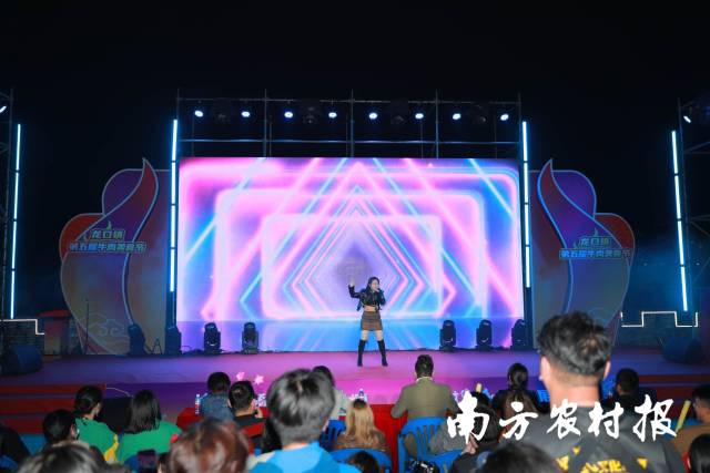 现场“村K”，为牛肉宴增添经典粤语音乐风情。