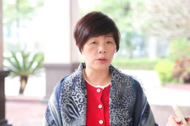 上漖村理事长汤杏梅。  