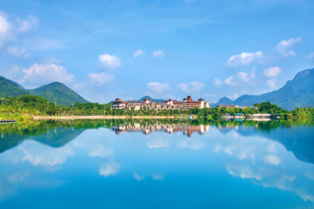 修复后的矿坑水质清澈透亮，宛如“玻璃水”。