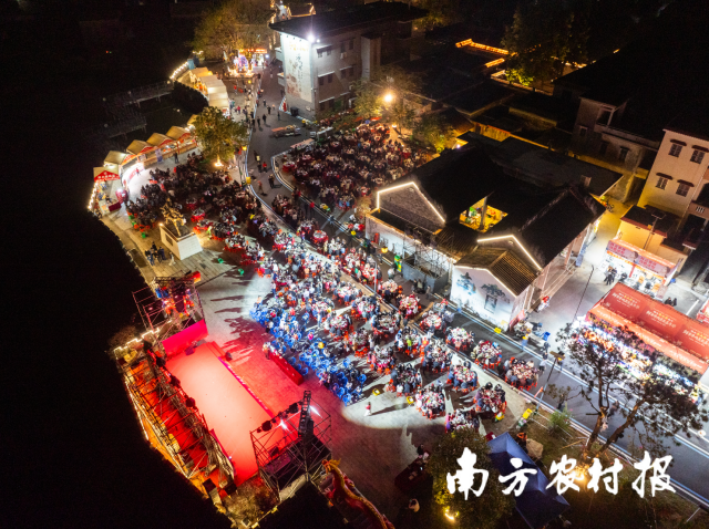 元旦前夜，上千人在鹤山市龙口镇霄南古村开吃鲜卑牛肉宴。