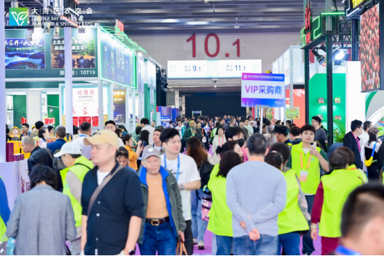 2025首届大湾区农产品交易会暨土特产精品博览会吸引20余个国内外展团、超600家品牌企业参展,现场达成意向签约金额近亿元。 2025首届大湾区农产品交易会暨土特产精品博览会吸引20余个国内外展团、超600家品牌企业参展,现场达成意向签约金额近亿元。