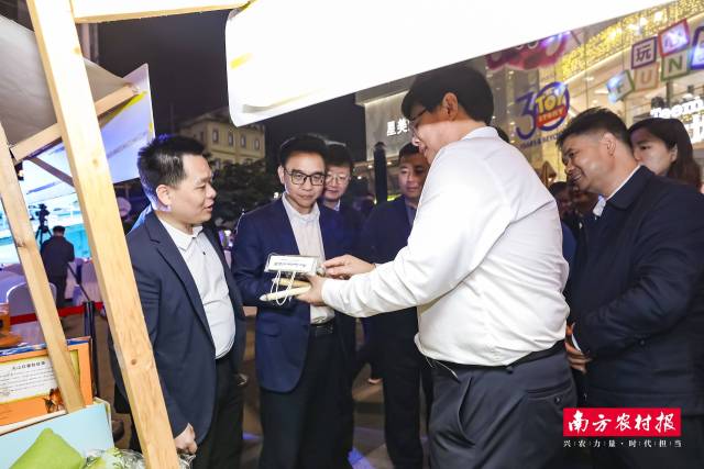 参展商向与会领导介绍展品