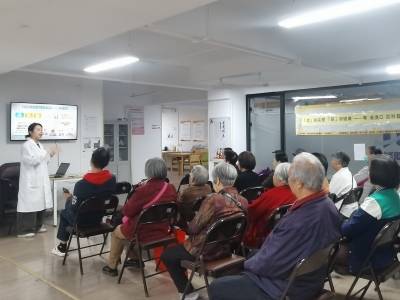 手把手教刷牙，黄花岗这场公益课让长者直呼“真学会了”