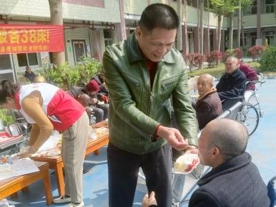 全国“敬老爱老助老模范人物”曾伟东：洪水来时，他挡在30位老人前面