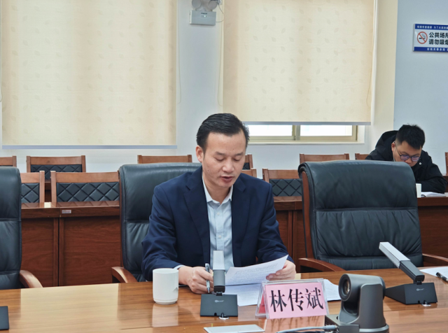 人保财险清远分公司负责人林传斌汇报相关保险推进情况。