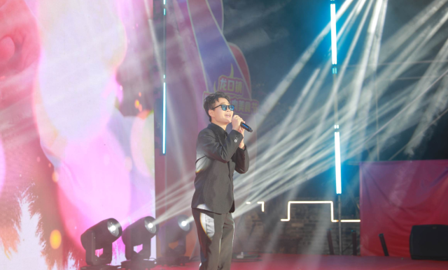 现场歌手倾情演唱