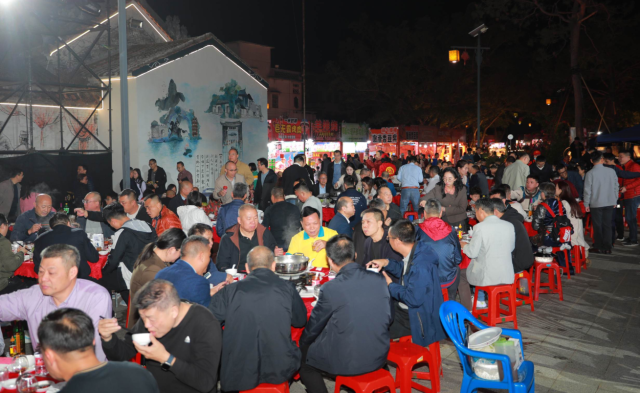 现场同步举行鲜卑千人牛肉宴