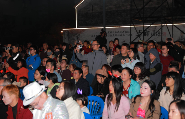 台下观众众多