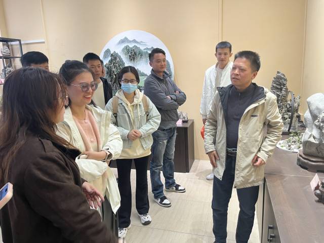 英德市研山文化艺术发展有限公司创始人范舒克向学员讲解英石文化。