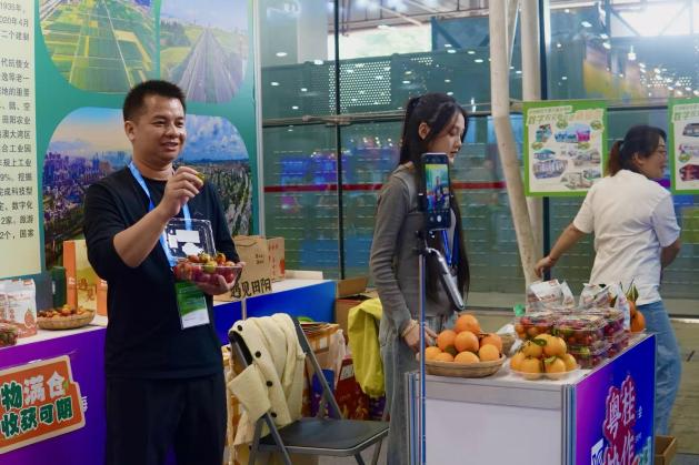 新农人韦文明（左一）