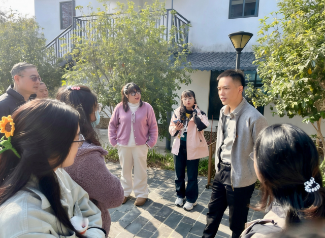 英德市浛洸镇鱼咀村文旅项目负责人与学员分享交流“非遗+民宿”实践经验。  