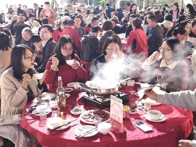 市民享受美味牛肉，品味鲜卑美食文化。