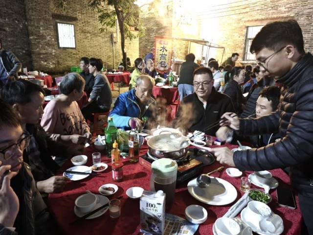 吃龙口牛肉最地道的吃法是“打边炉”。