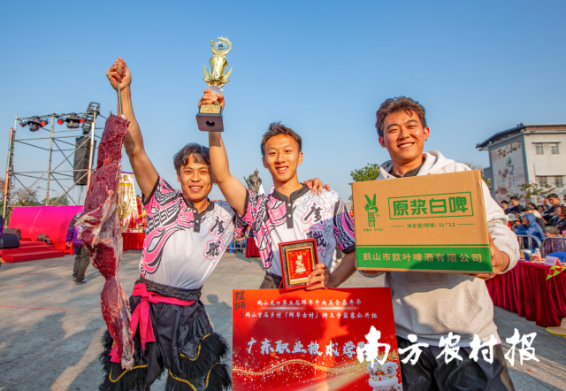金奖队伍广东职业技术学院获得每人“10斤新鲜龙口牛肉”等奖品。