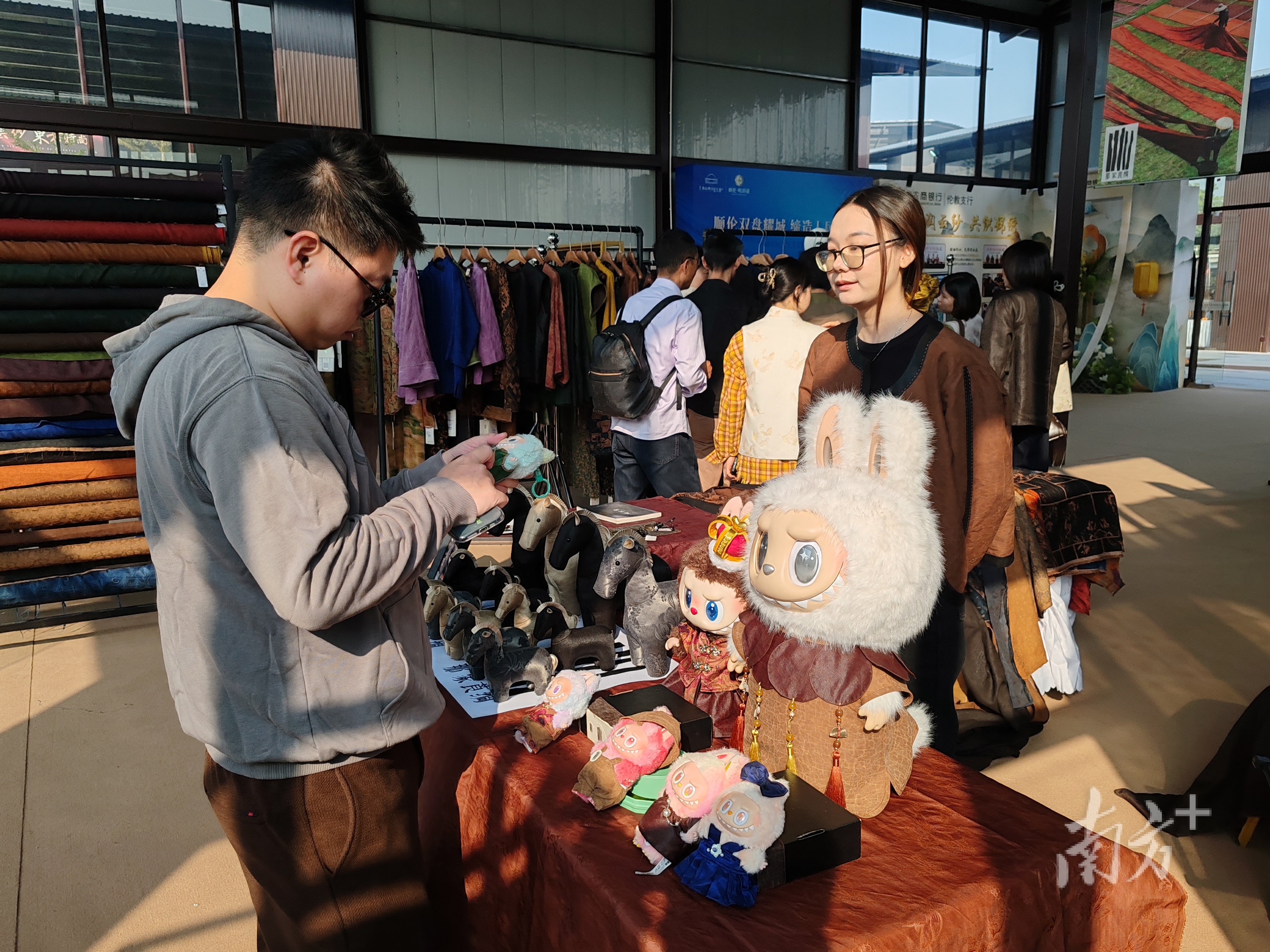 穿上香云纱的Labubu，吸引了年轻人的眼光。&nbsp; &nbsp;南方+ 欧阳少伟 拍摄