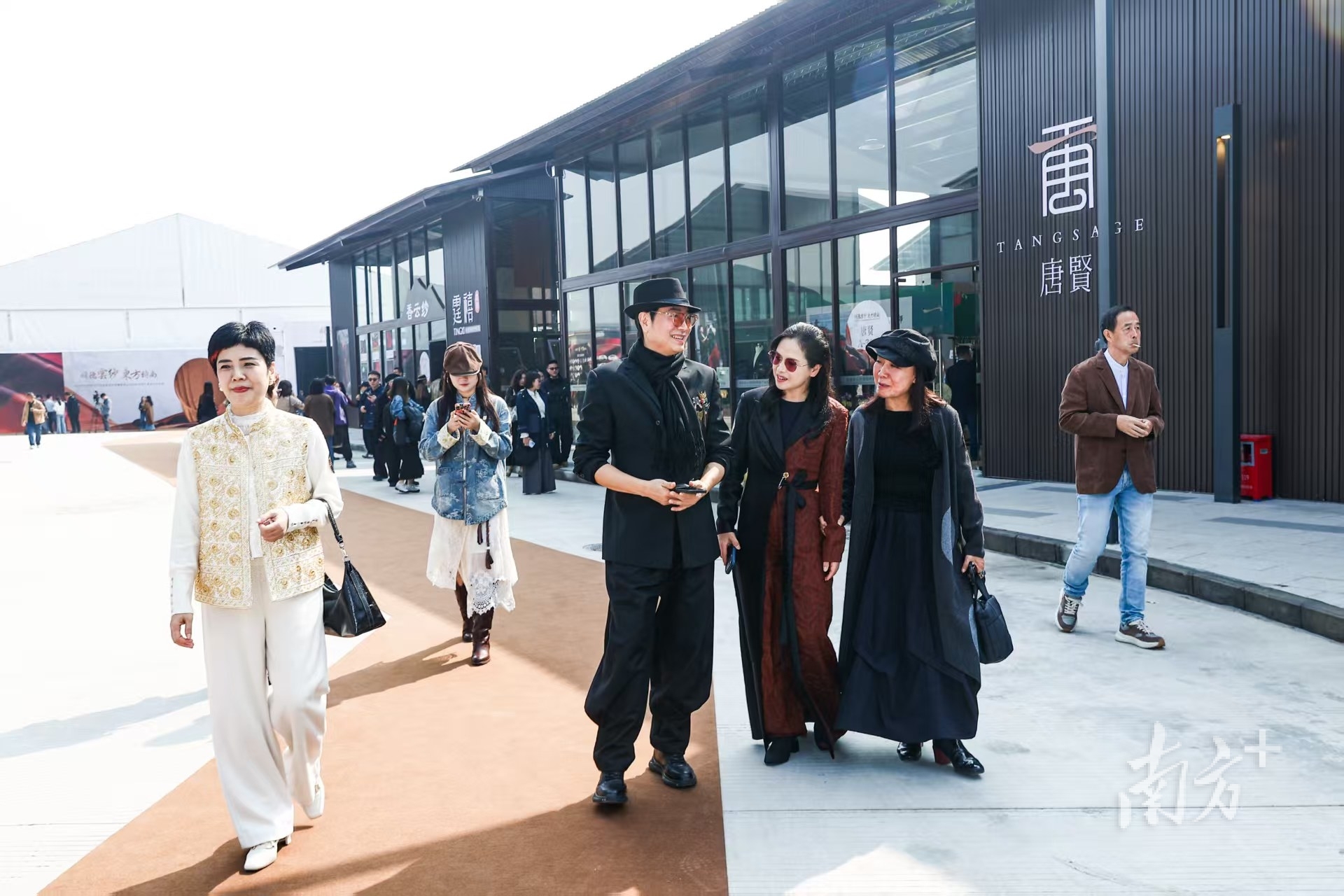 展会期间，来自全国各地的设计师们近距离感受顺德香云纱的澎湃动能。 受访者 供图