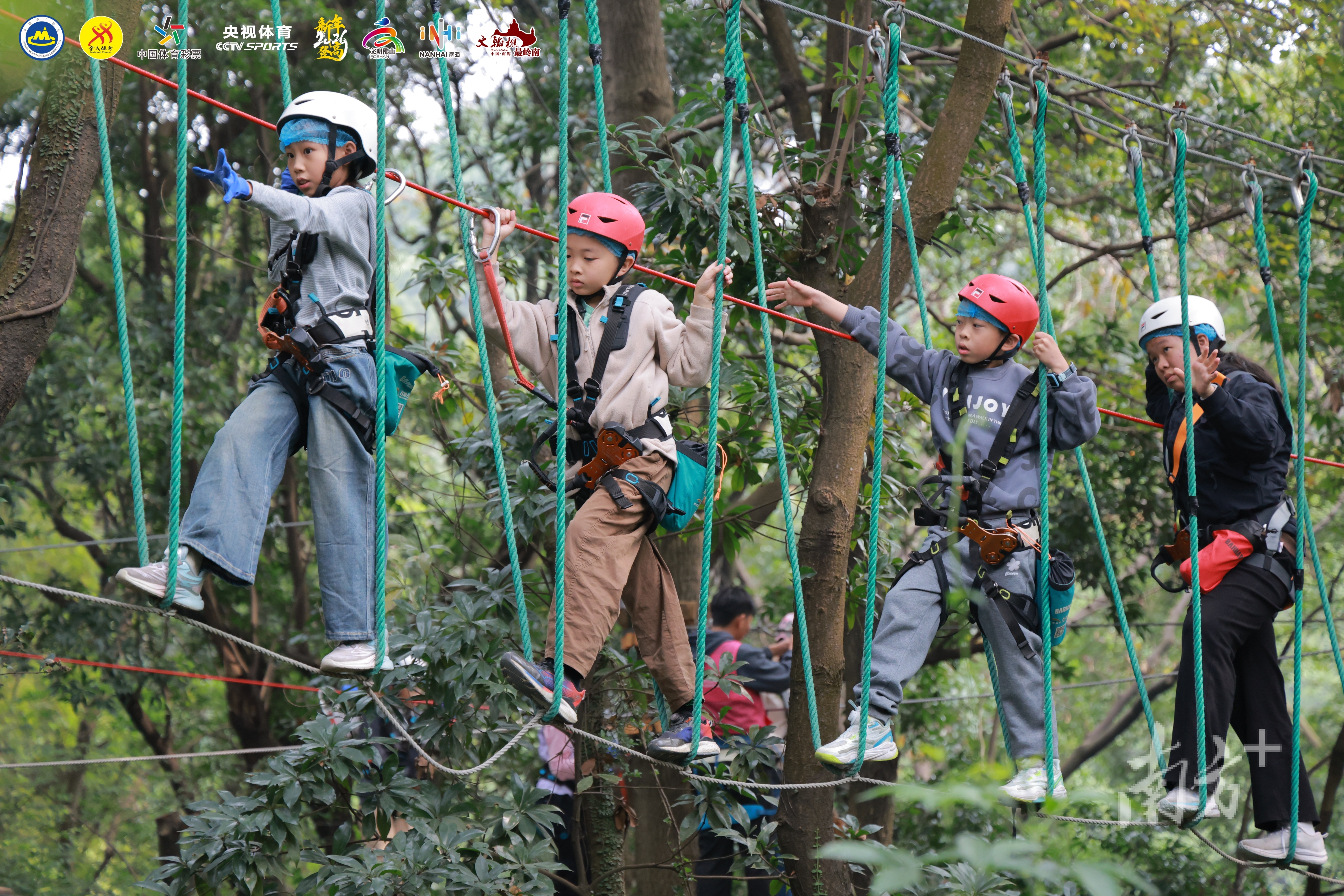 市民游客在西樵山景区里体验文旅项目。李均良 摄