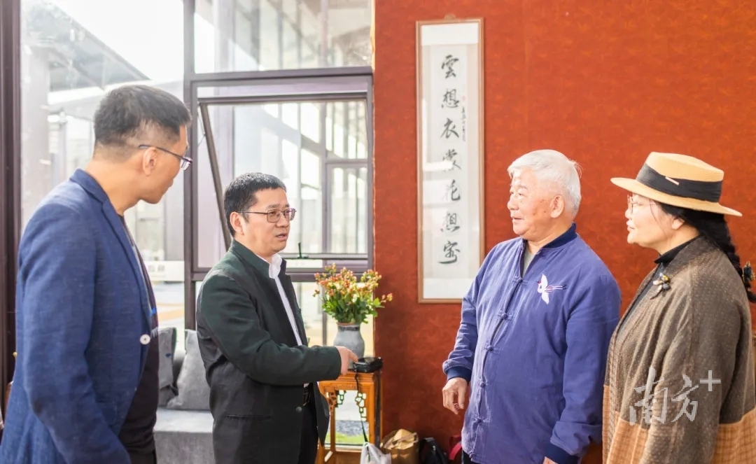 在香云纱国际时尚产业园调研期间，佛山市委常委、顺德区委书记陈新文与香云纱非遗传承人、设计师、企业家们交流。&nbsp; 受访者 供图