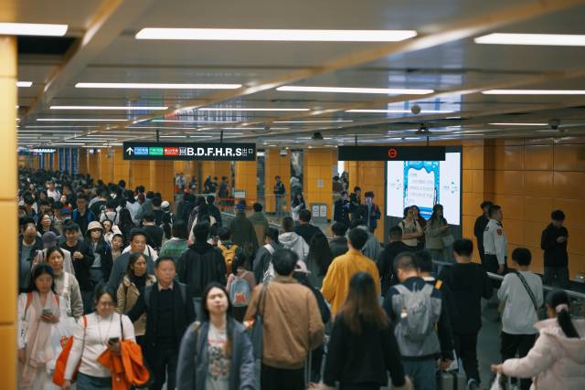 广州地铁客流。袁彦昌 摄