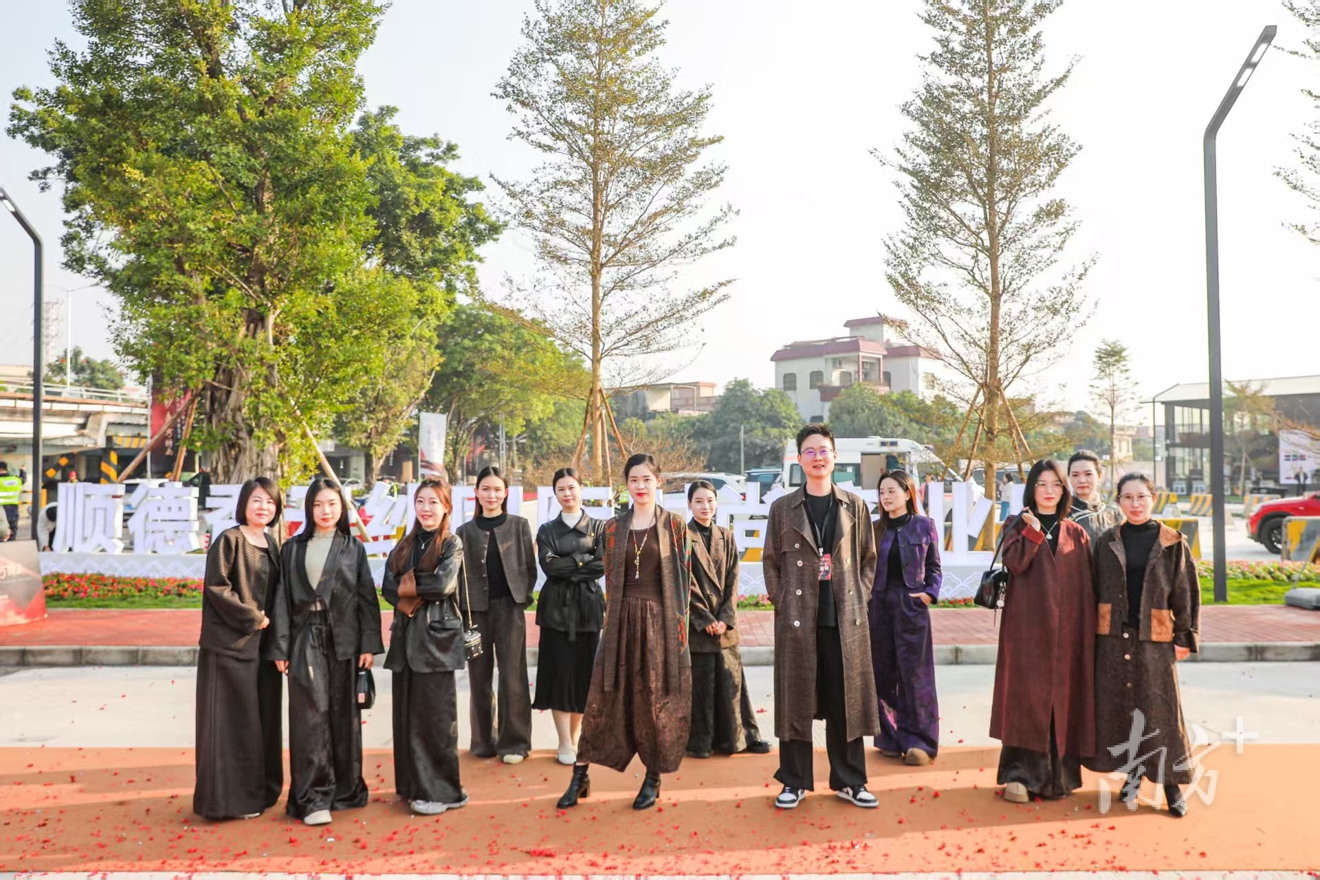 “叫我欧阳-东坊之旅香云纱”一众主播，亮相顺德香云纱国际时尚产业园。&nbsp; 受访者 供图