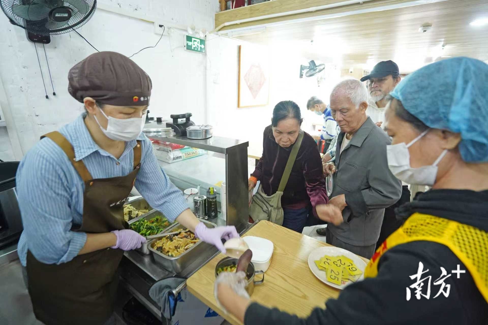 “爱助食堂”食堂为老人们提供免费午餐。&nbsp; 南方+记者 戴嘉信 摄