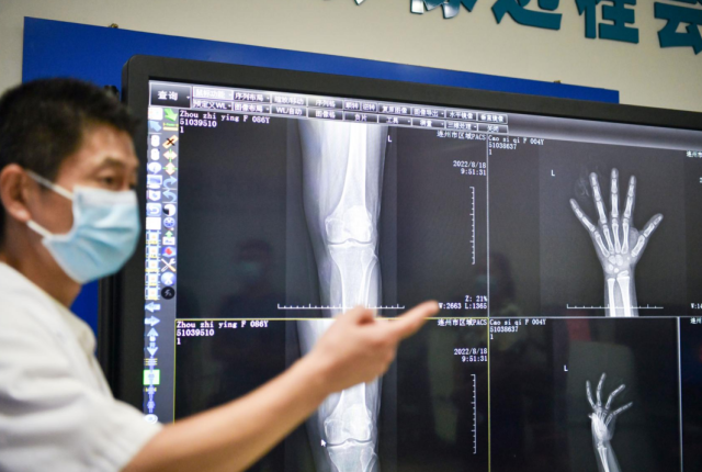 县域远程会诊体系，基层患者可享受总院人民医院专家的远程会诊、治疗、用药等指导。