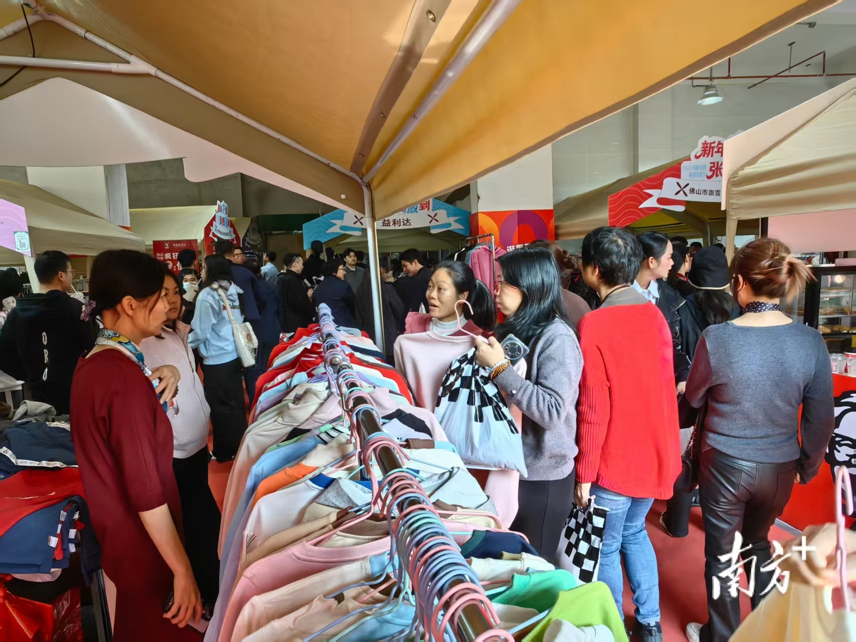 “2026张槎品牌服装乐购节”集中展示本土针织服装产业的实力。 南方+ 卢浩能 拍摄