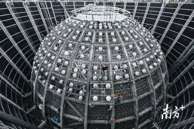 江门中微子实验探测器，中心探测器外工人正在高空安装光电倍增管模块，那是探测器的眼睛。 刘悦湘 摄