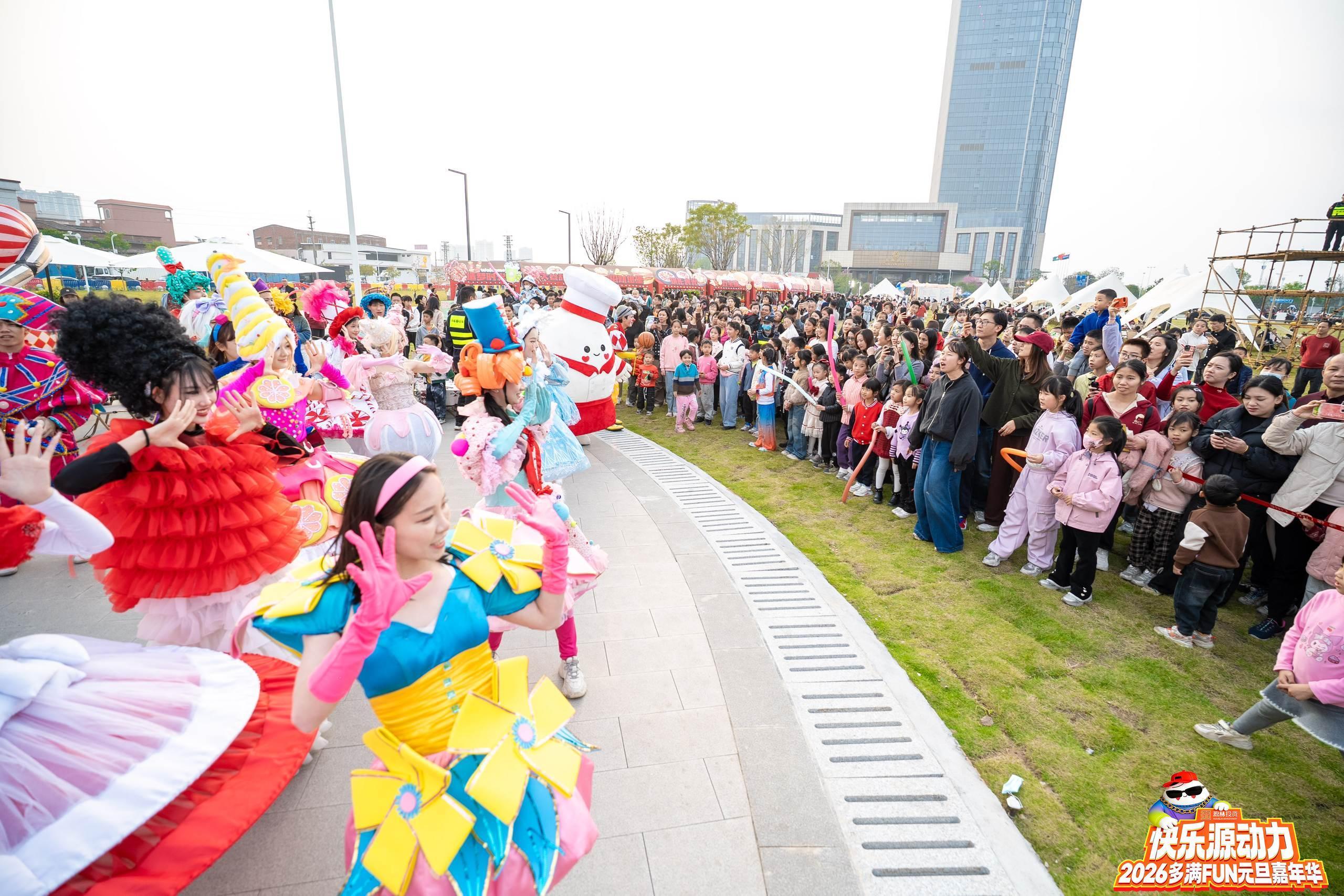 元旦假期，源林龙舟公园处处洋溢着喜庆祥和的节日氛围。 通讯员 九江宣办 供图