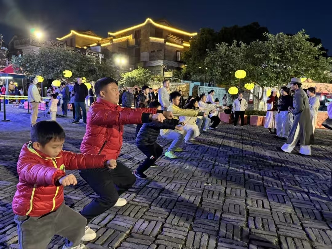 游客沉浸式体验“笑傲武林・飞鸿侠影”功夫宗师主题动态庙会。南风古灶供图 游客沉浸式体验“笑傲武林・飞鸿侠影”功夫宗师主题动态庙会。南风古灶供图